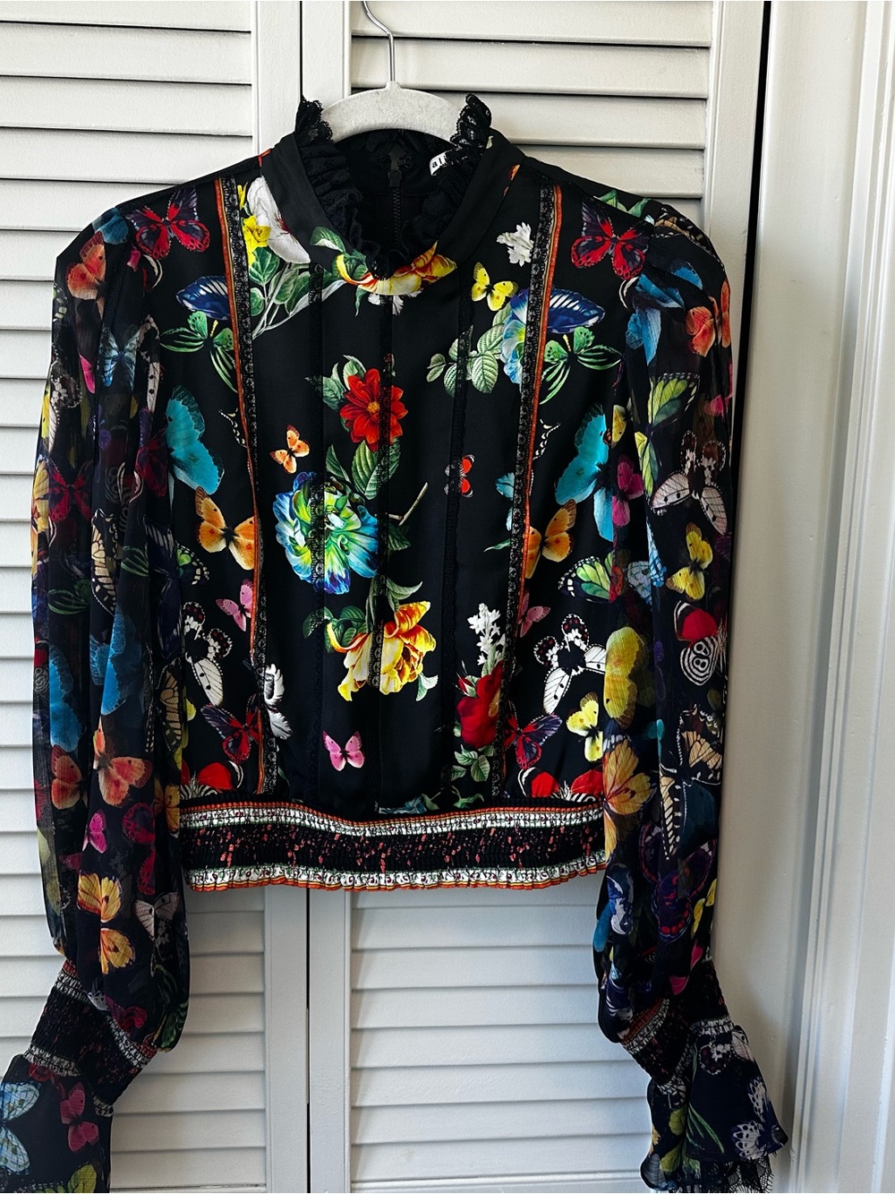 Alice + Olivia Black Multicolor Floral & Butterfly Cropped Blouse - Picture 3 of 8